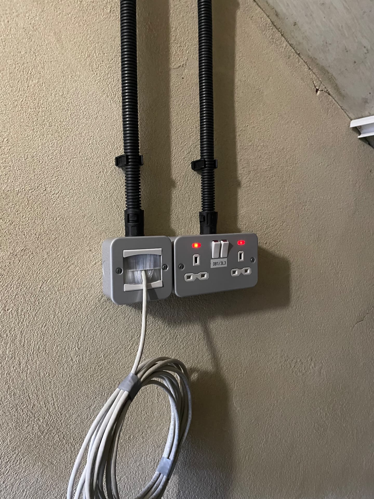 Metal-clad sockets and data outlets surface mounted in a commercial unit