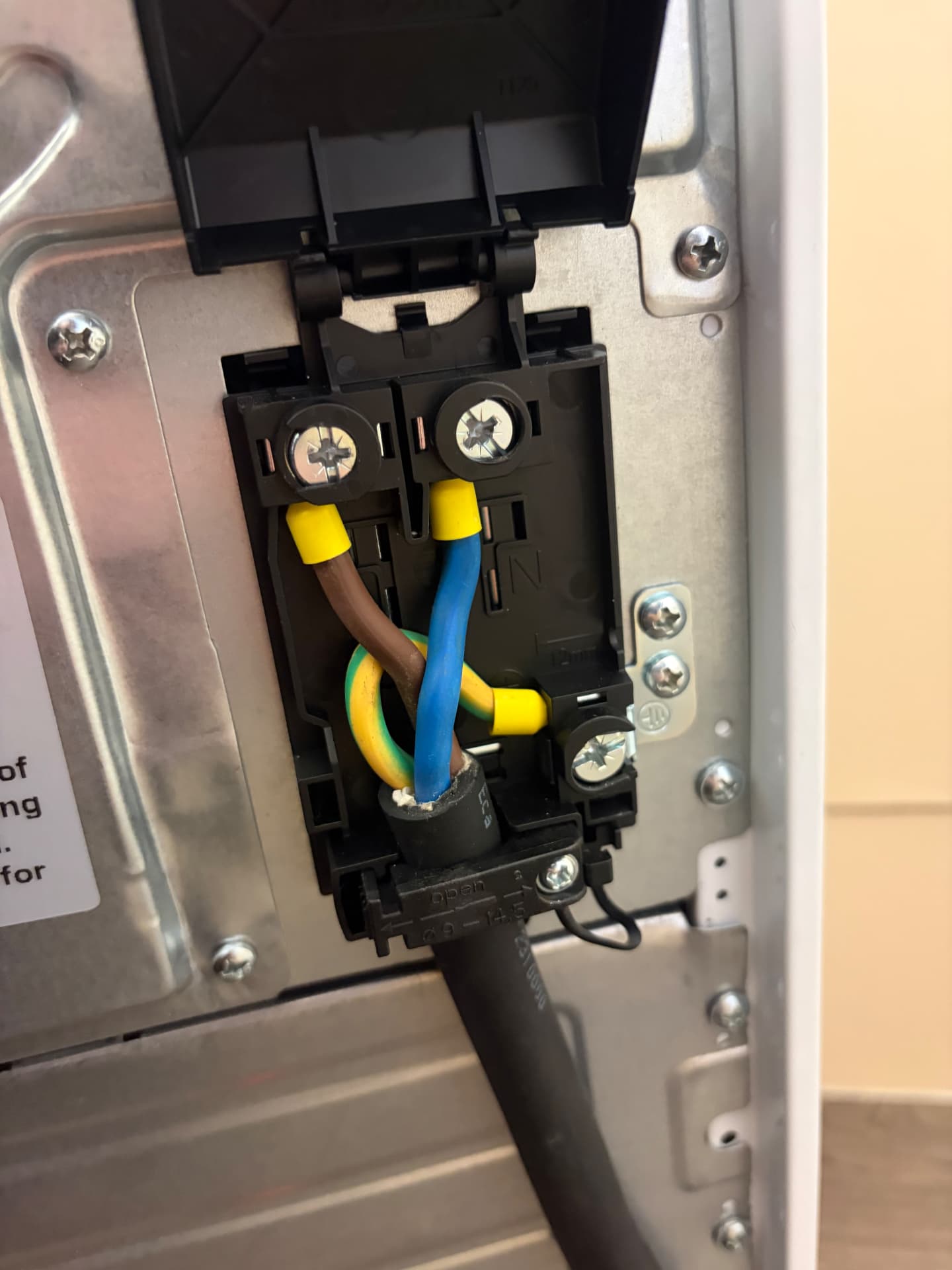 Cooker connection unit terminals wired with sleeved conductors